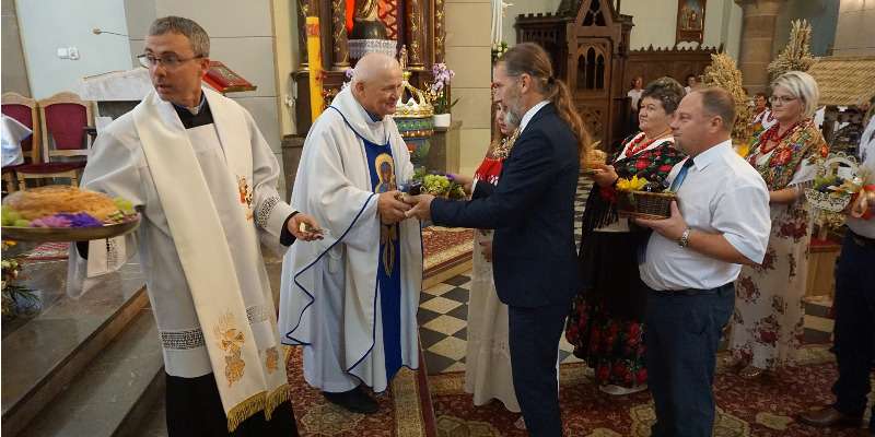 Poświęcenia Plonów w Kościele parafialnym w Cieklinie Poświęcenia Plonów w Kościele parafialnym w Cieklinie