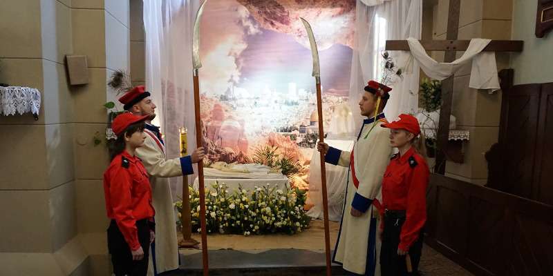 Tradycja czuwania przy Grobie Pańskim w kościele parafialnym w Cieklinie Tradycja czuwania przy Grobie Pańskim w kościele parafialnym w Cieklinie