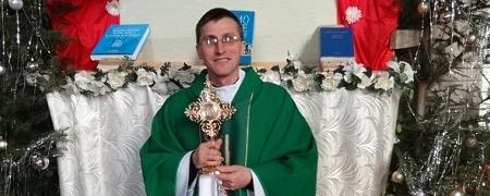 Ksiądz Andrzej Sroka z relikwią krwi bł. Jana Pawła II w cieklińskim kościele Ksiądz Andrzej Sroka z relikwią krwi bł. Jana Pawła II w cieklińskim kościele