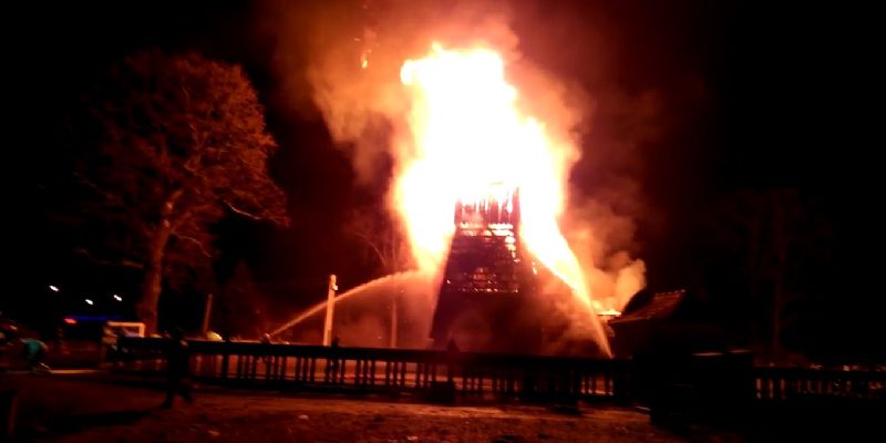 Pożar drewnianego kościoła w Libuszy 02.02.2016 Pożar drewnianego kościoła w Libuszy 02.02.2016