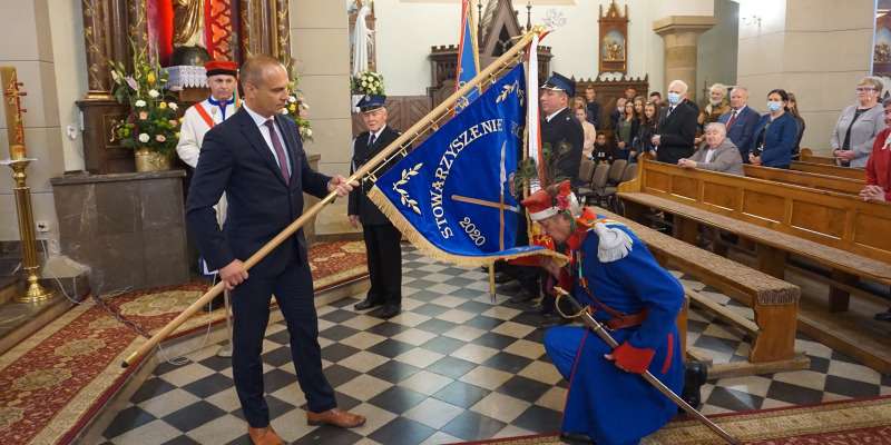 Poświęcenie i nadanie sztandaru Kosynierów Parafii Cieklin podczas sumy odpustowej Poświęcenie i nadanie sztandaru Kosynierów Parafii Cieklin podczas sumy odpustowej