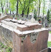 Budował Azoty, rozwijał Tarnów - zrujnowana mogiła Romualda Wowkonowicza Budował Azoty, rozwijał Tarnów - zrujnowana mogiła Romualda Wowkonowicza