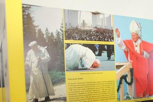 Otwarcie Mobilnego Muzeum Jana Pawła II na jasielskim Rynku Otwarcie Mobilnego Muzeum Jana Pawła II na jasielskim Rynku