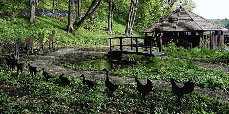 Edukacyjny park historii budownictwa ludowego i maszyn na pograniczu polsko-słowackim w Szymbarku już otwarty Edukacyjny park historii budownictwa ludowego i maszyn na pograniczu polsko-słowackim w Szymbarku już otwarty