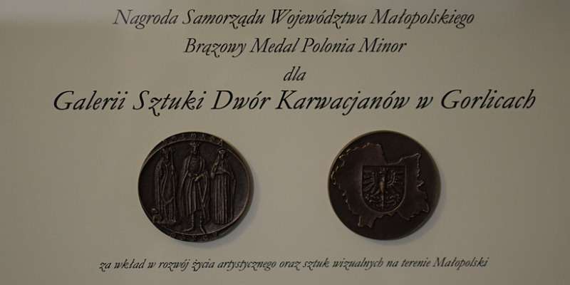 BRĄZOWY MEDAL POLONIA MINOR DLA GALERII SZTUKI DWÓR KARWACJANÓW W GORLICACH / NAGRODA SAMORZĄDU WOJEWÓDZTWA MAŁOPOLSKIEGO BRĄZOWY MEDAL POLONIA MINOR DLA GALERII SZTUKI DWÓR KARWACJANÓW W GORLICACH / NAGRODA SAMORZĄDU WOJEWÓDZTWA MAŁOPOLSKIEGO