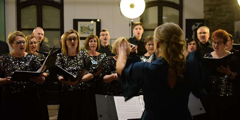 „WESELI ANIELI” - SPEKTAKL MUZYCZNO - SŁOWNY ORAZ KONCERT KOLĘD - CHÓR CANTORES CARVATIANI „WESELI ANIELI” - SPEKTAKL MUZYCZNO - SŁOWNY ORAZ KONCERT KOLĘD - CHÓR CANTORES CARVATIANI