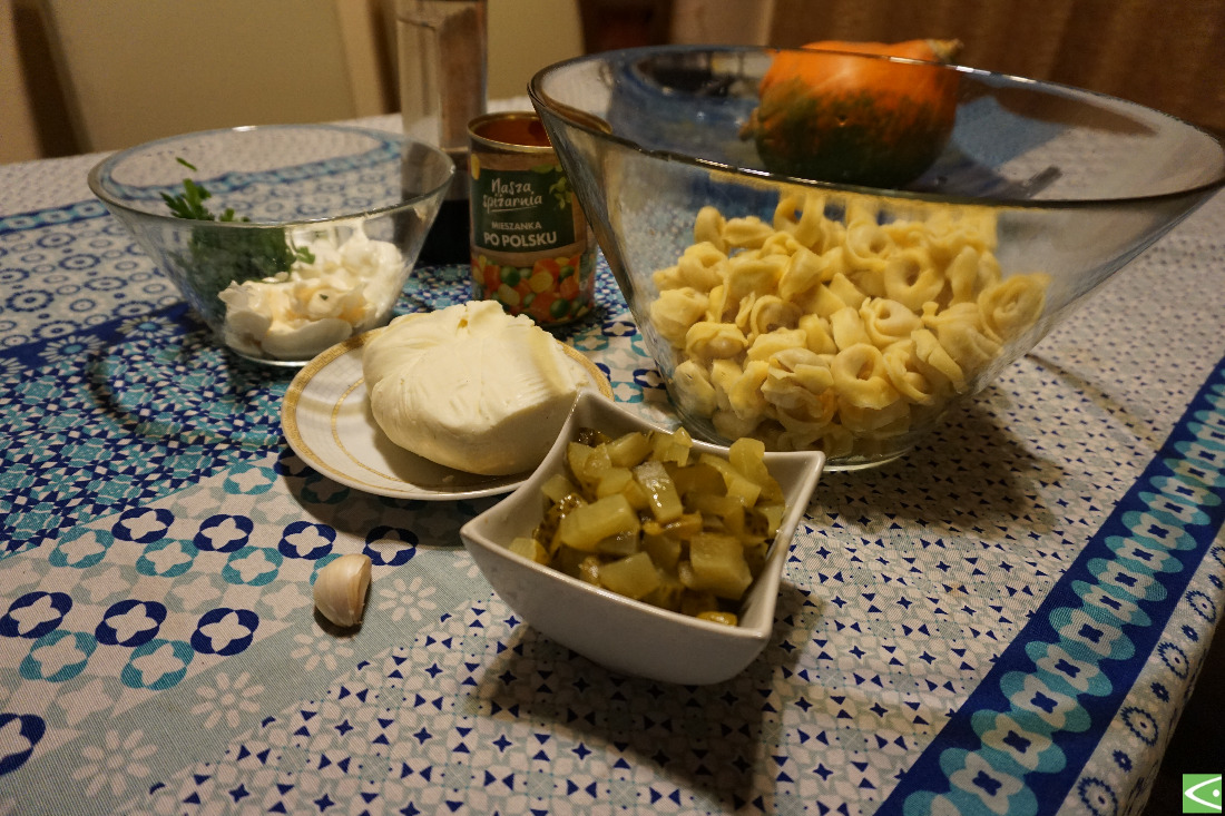 Sałatka z tortellini, serem paneer i ogórkiem Sałatka z tortellini, serem paneer i ogórkiem