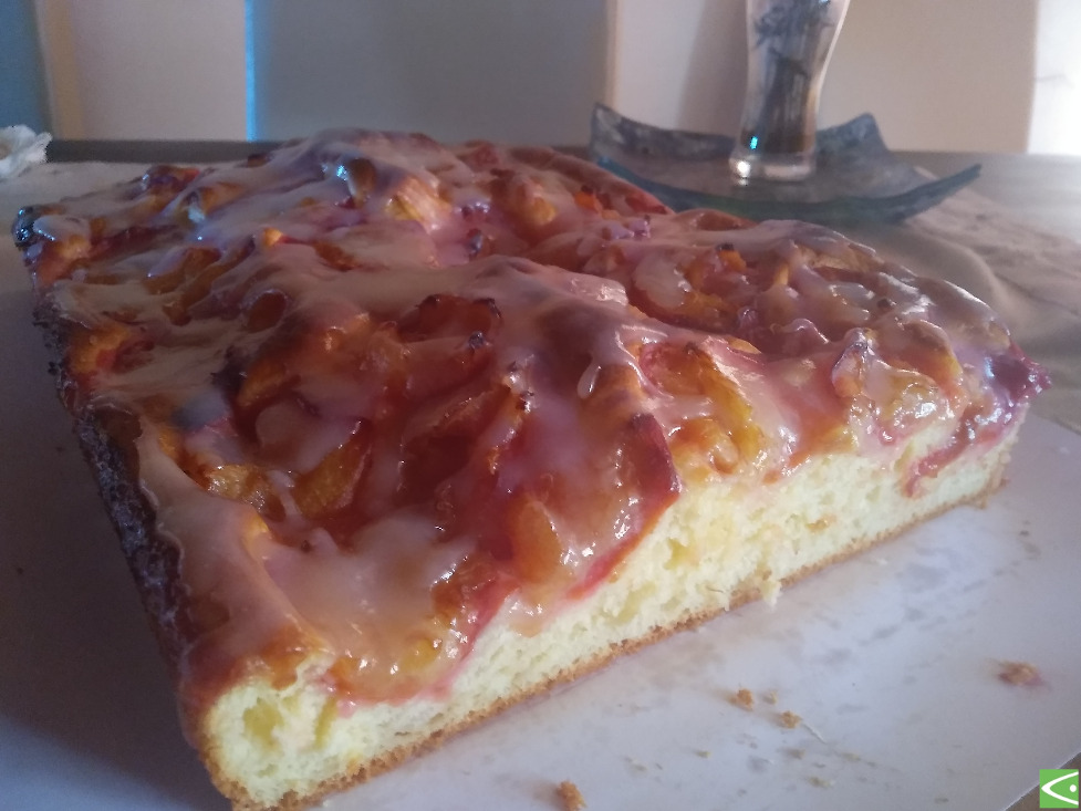 Drożdżowy placek ze śliwkami i śmietanowym lukrem Drożdżowy placek ze śliwkami i śmietanowym lukrem
